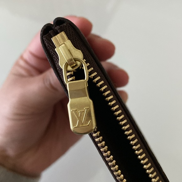 Louis Vuitton Key Pouch in Monogram print - Picture 3 of 9